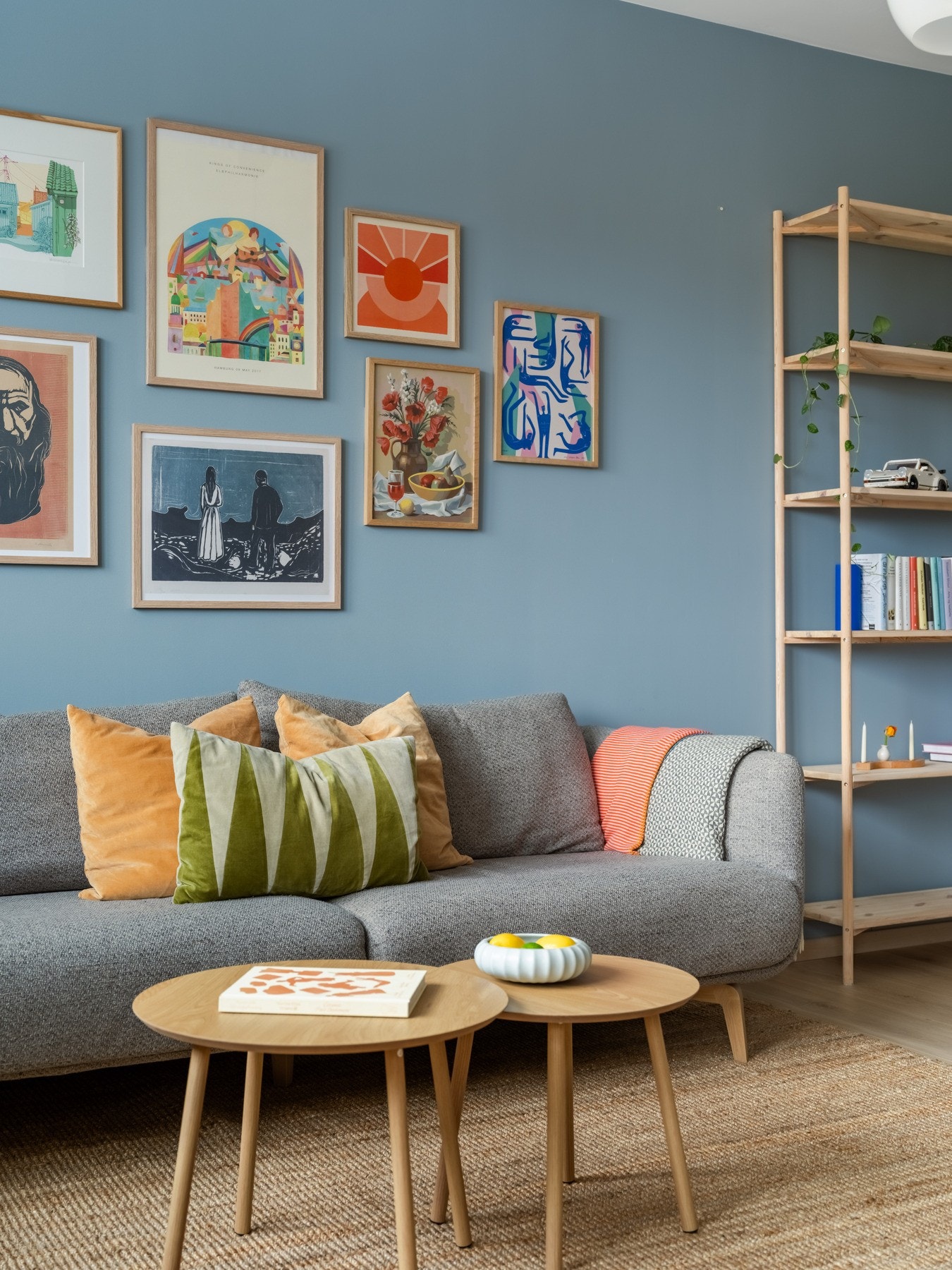 Stuen er malt i livlige og tidsriktige fargetoner. Gulvet er belagt med slitesterk én-stavs laminat. Galleribilde