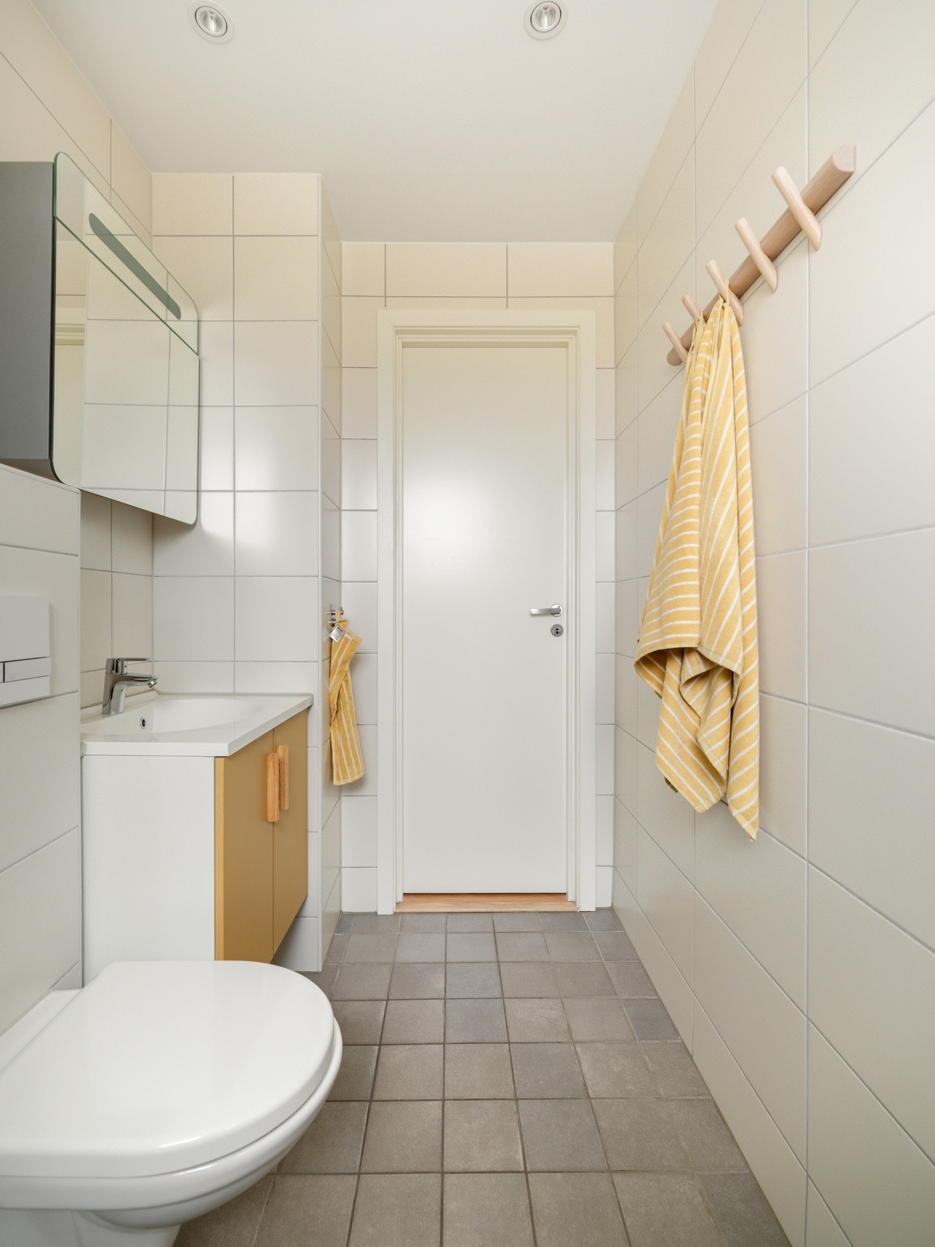 Det er også downlights i himling og varmekabler i gulv. Galleribilde