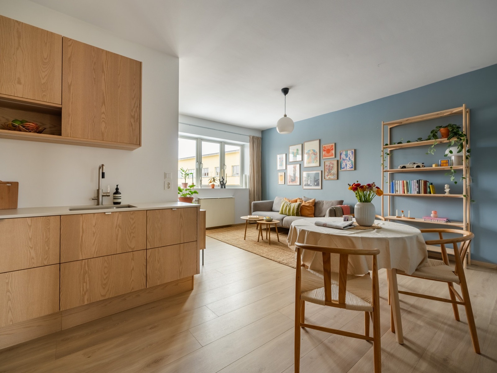 Fra stuen finner vi inngangen til det minste av i alt to soverom. Galleribilde