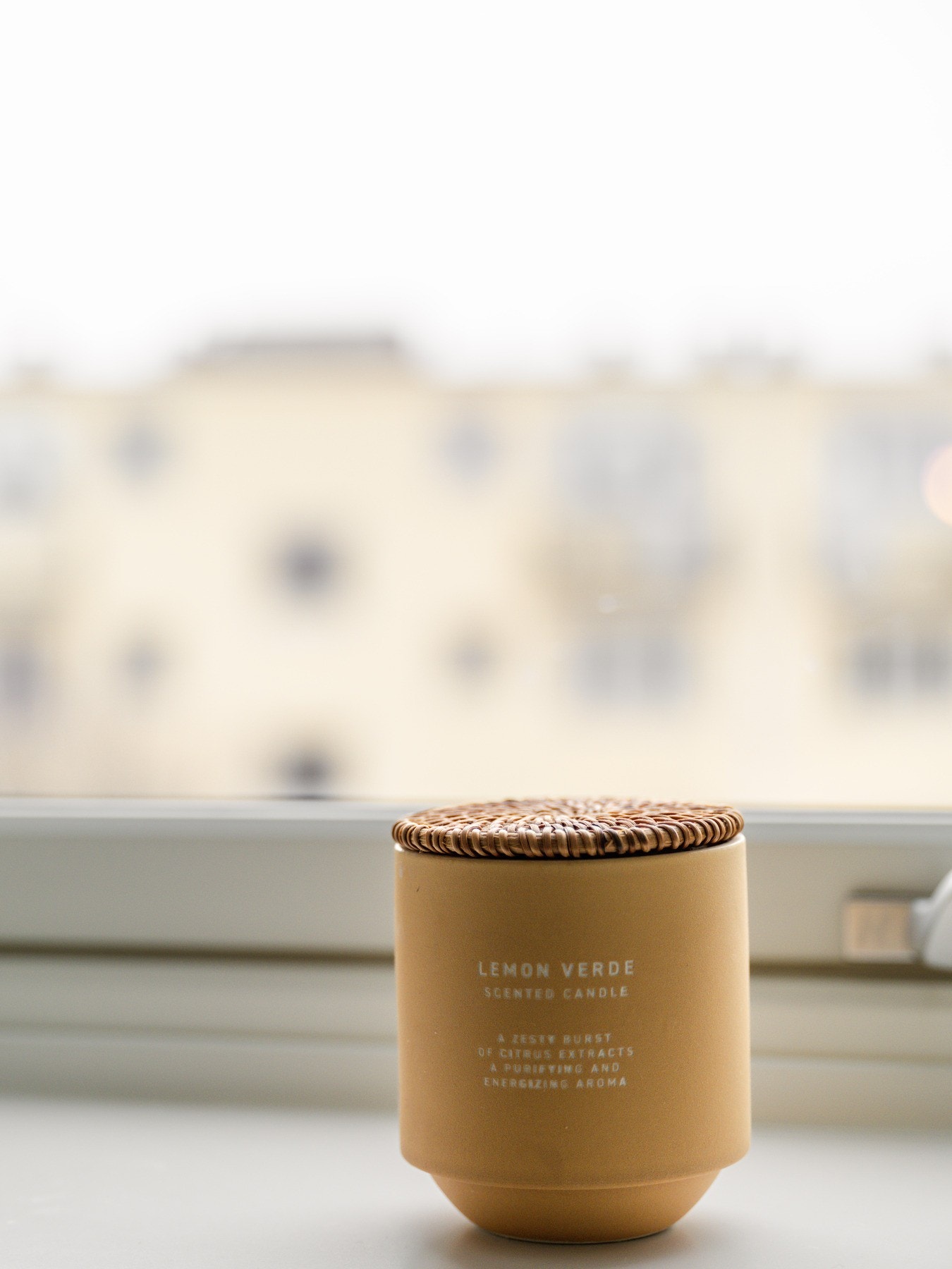 Nei, vi legger ikke ved et bilde av et duftlys fordi det er så utrolig fint. Vi vil bare at du skal tenke over hvor deilig det er å ha et vindu på badet! Galleribilde