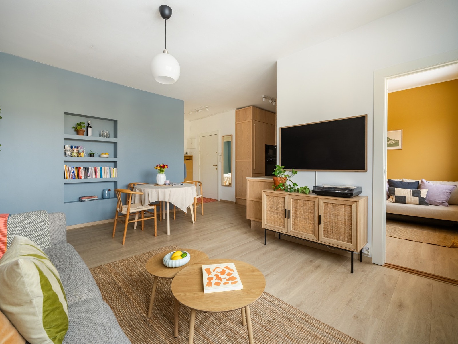 I dag er stuen innredet med et mindre spisebord. Det er også plass til langbord her inne, for rommet er målt til hele 17 kvm. Galleribilde