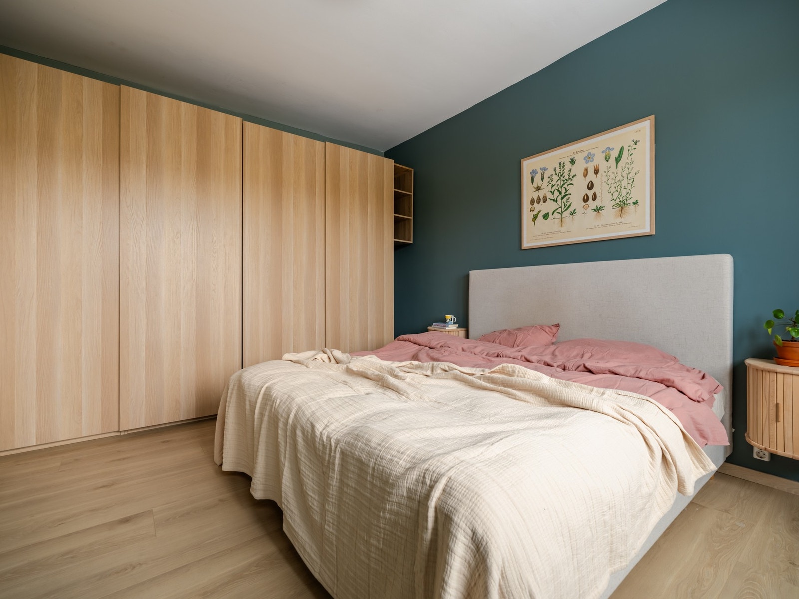 Vi tar turen inn igjen. Som du ser, er det rikelig med plass til større garderobe i tillegg til dobbeltsengen og nattbord. Galleribilde