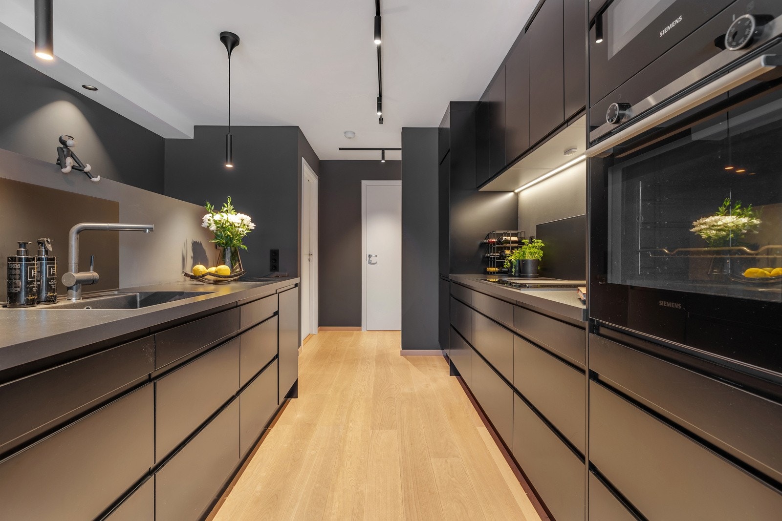 God benke og skapplass. Galleribilde