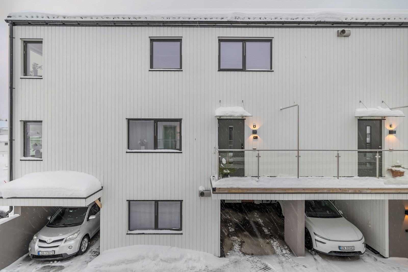 Egen carport rett under boligen. Galleribilde