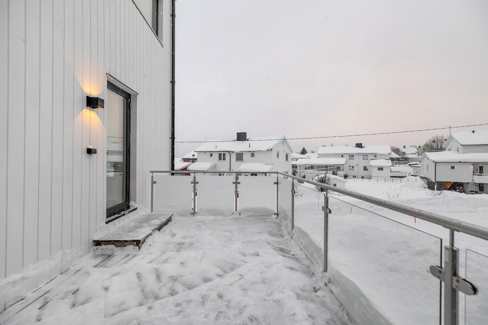 Fra stuen er det utgang til sørvendt balkong med gode solforhold. Galleribilde