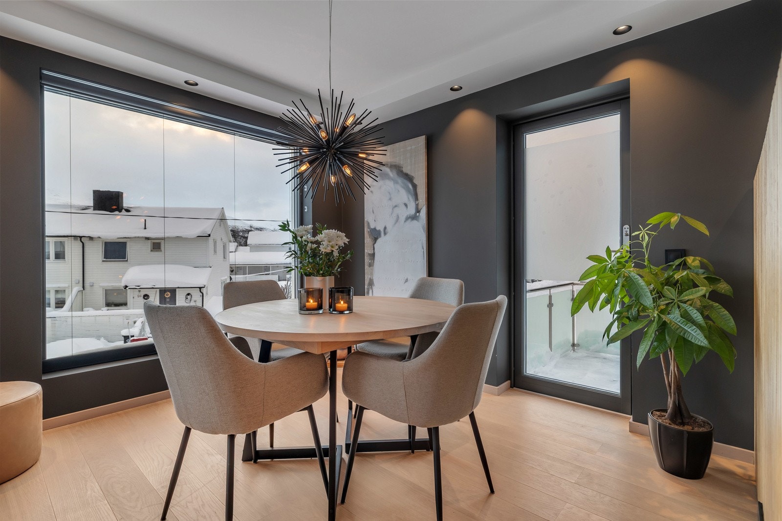 Spisestue med store vindusflater. Galleribilde