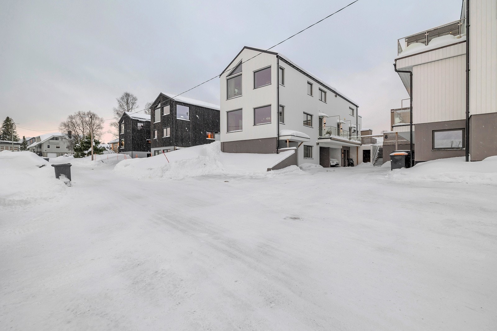 Fasade, tomt og gjesteparkering. Galleribilde