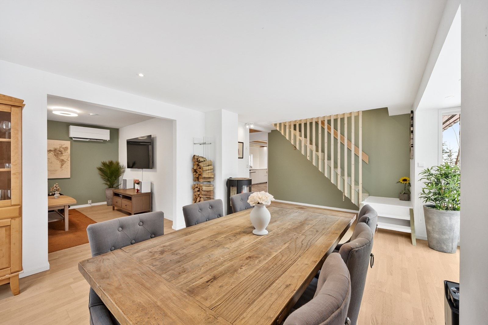 Åpen og sammenhengende løsning mellom stuene gir en romslig følelse. Galleribilde