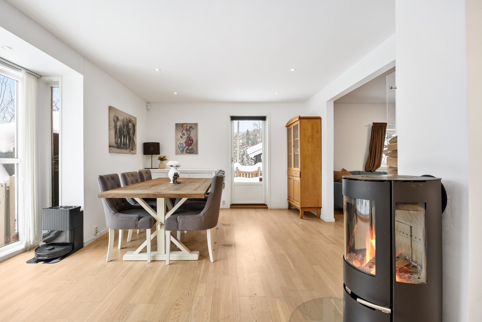 Spisestue med god romfølelse og direkte adkomst til terrassen. Galleribilde