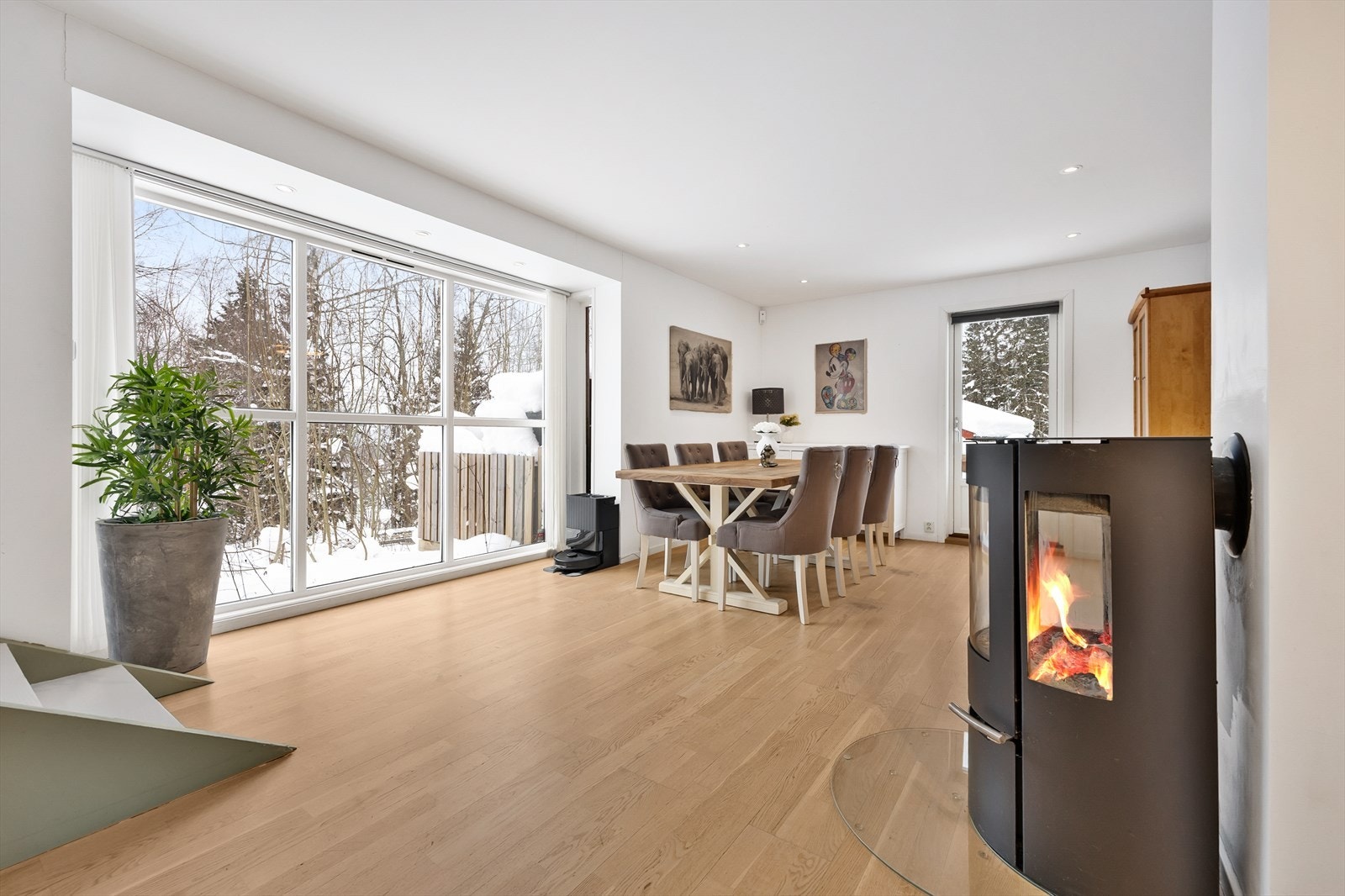 Lys og romslig spisestue med peisovn. Det er godt med lysinnslipp fra store vindusflater. Galleribilde