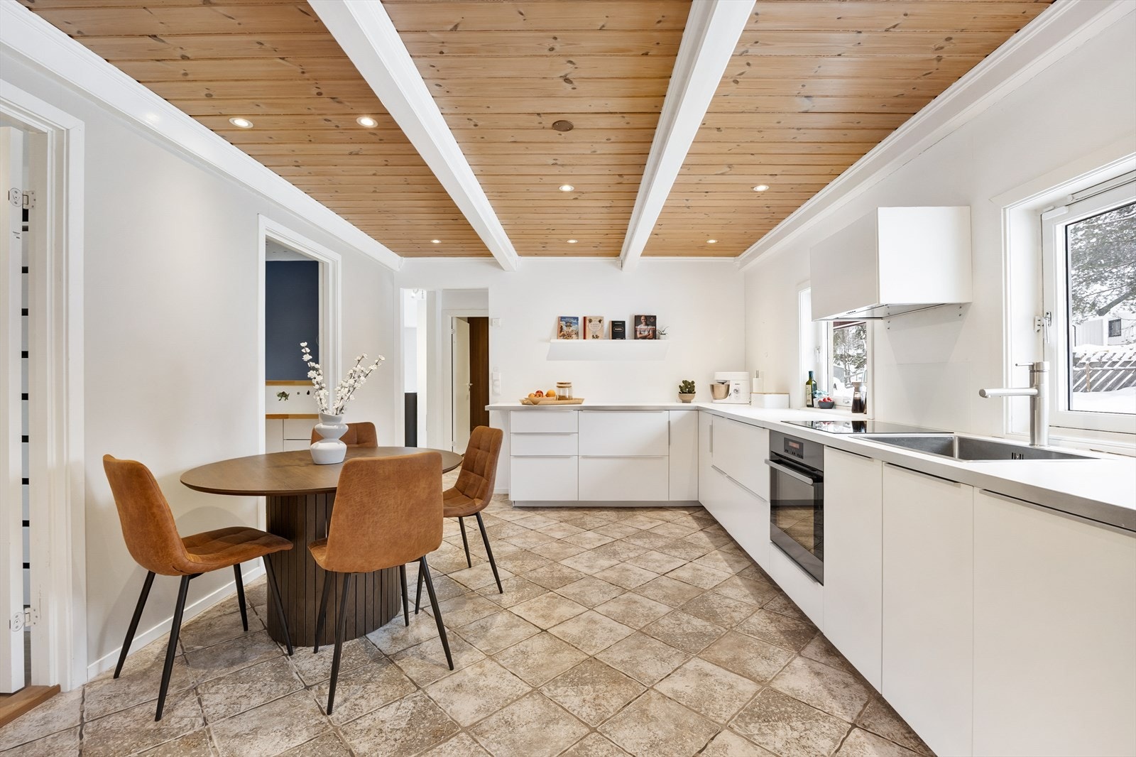 Flott og moderne kjøkken med glatte og tidløse fronter, samt mye skap- og benkeplass. Galleribilde