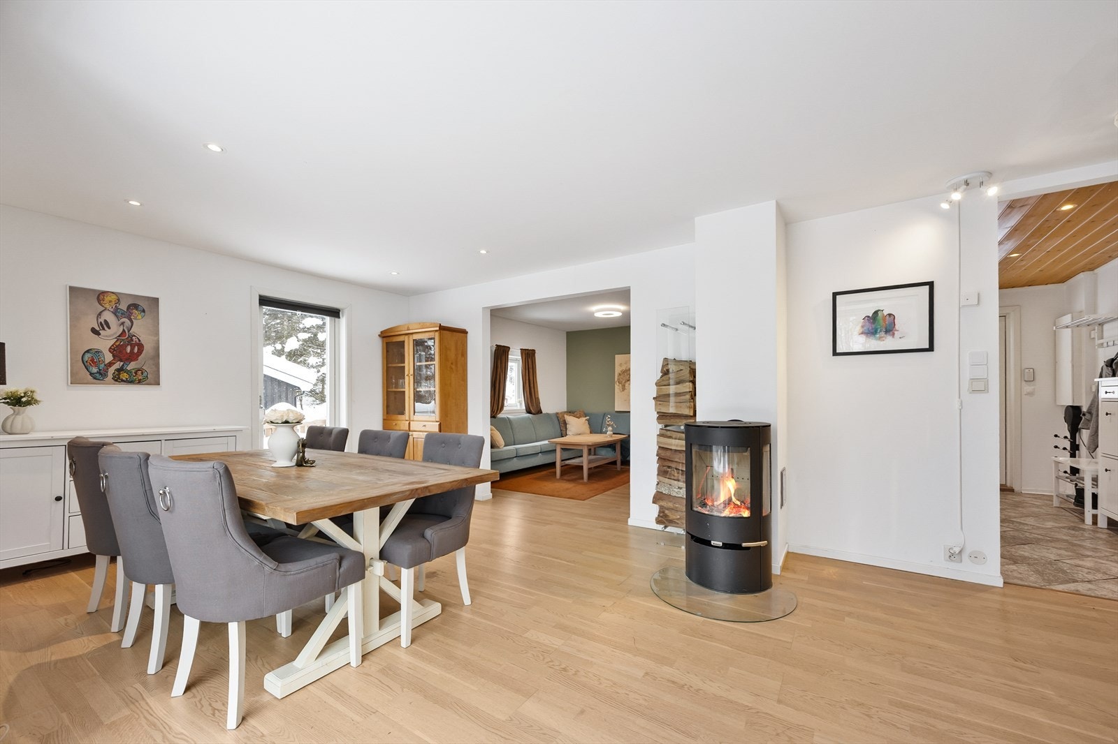 Innenfor spisestuen ligger tv-stuen. Stuene har lyse fine farger og gjennomgående parkett. Galleribilde