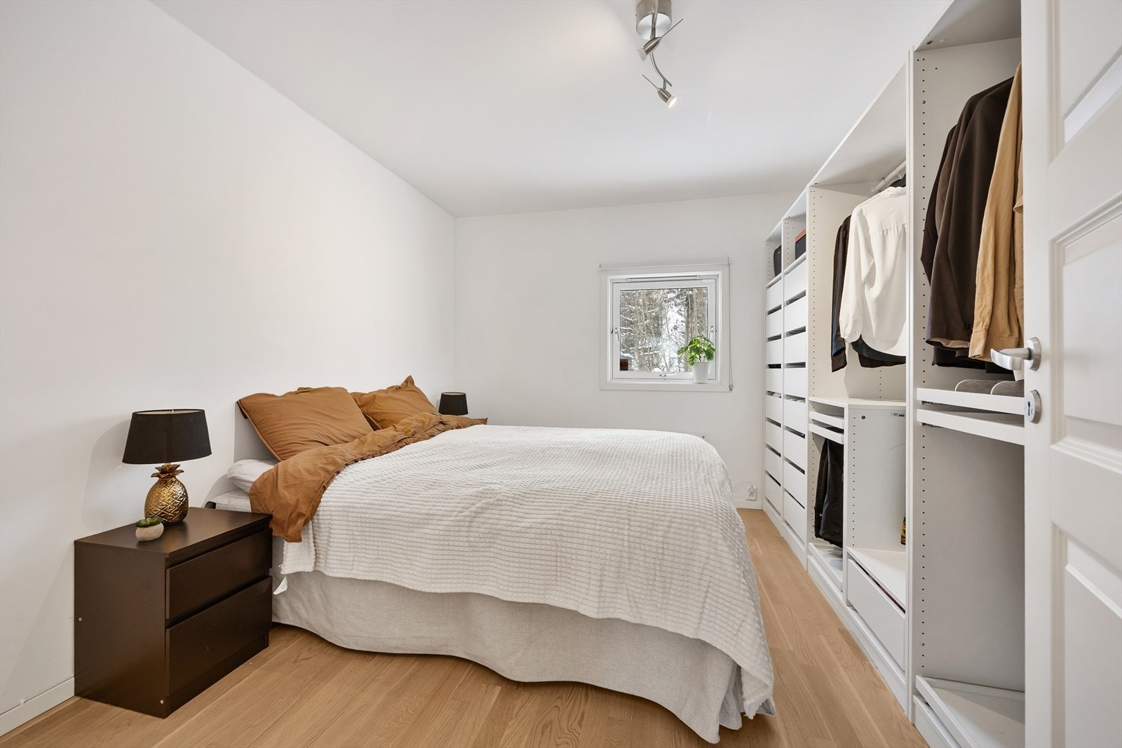 Hovedsoverom i første etasje med stor garderobe. Galleribilde