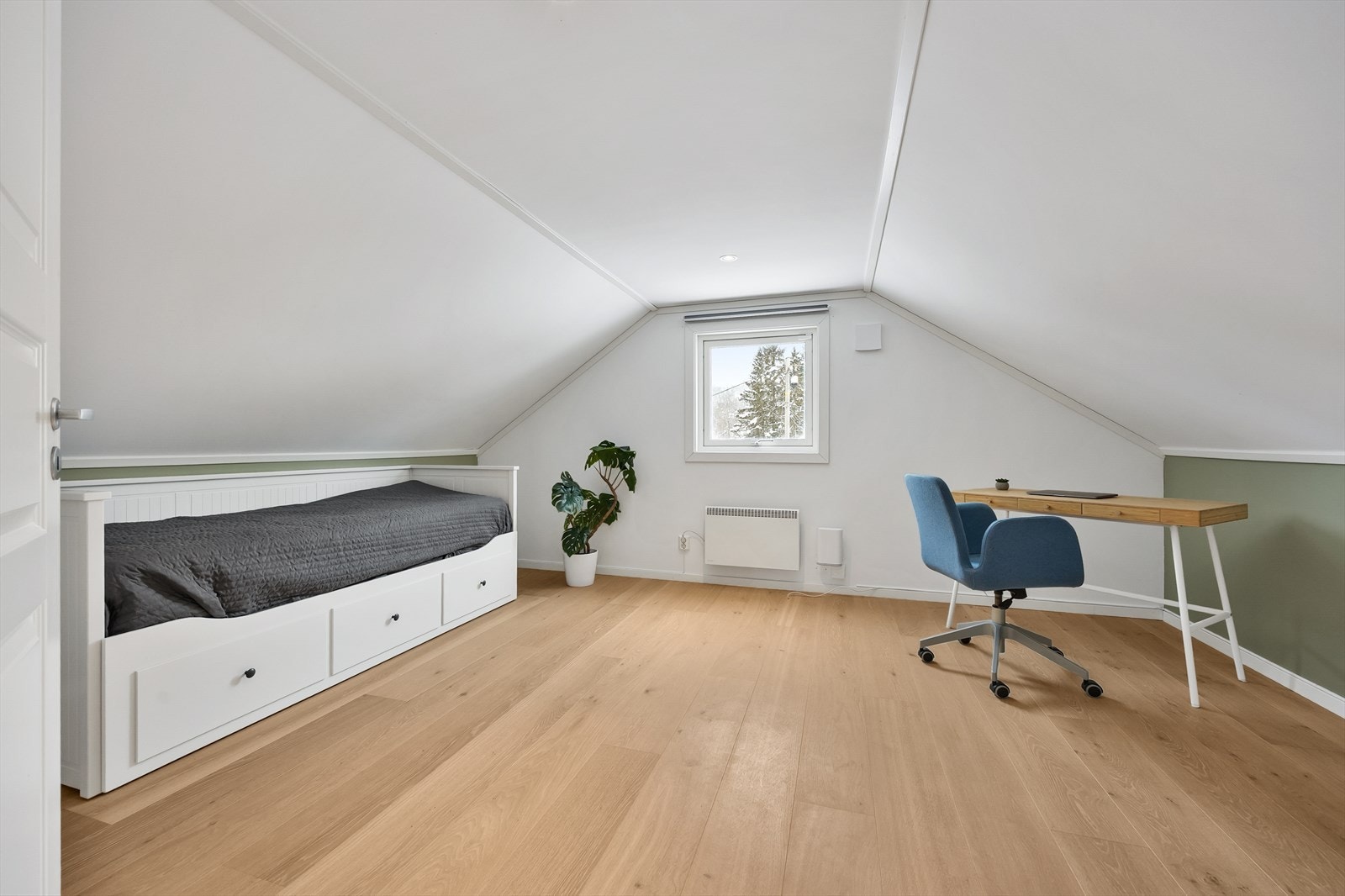 Soverom i 2. etasje med god plass til seng. Galleribilde