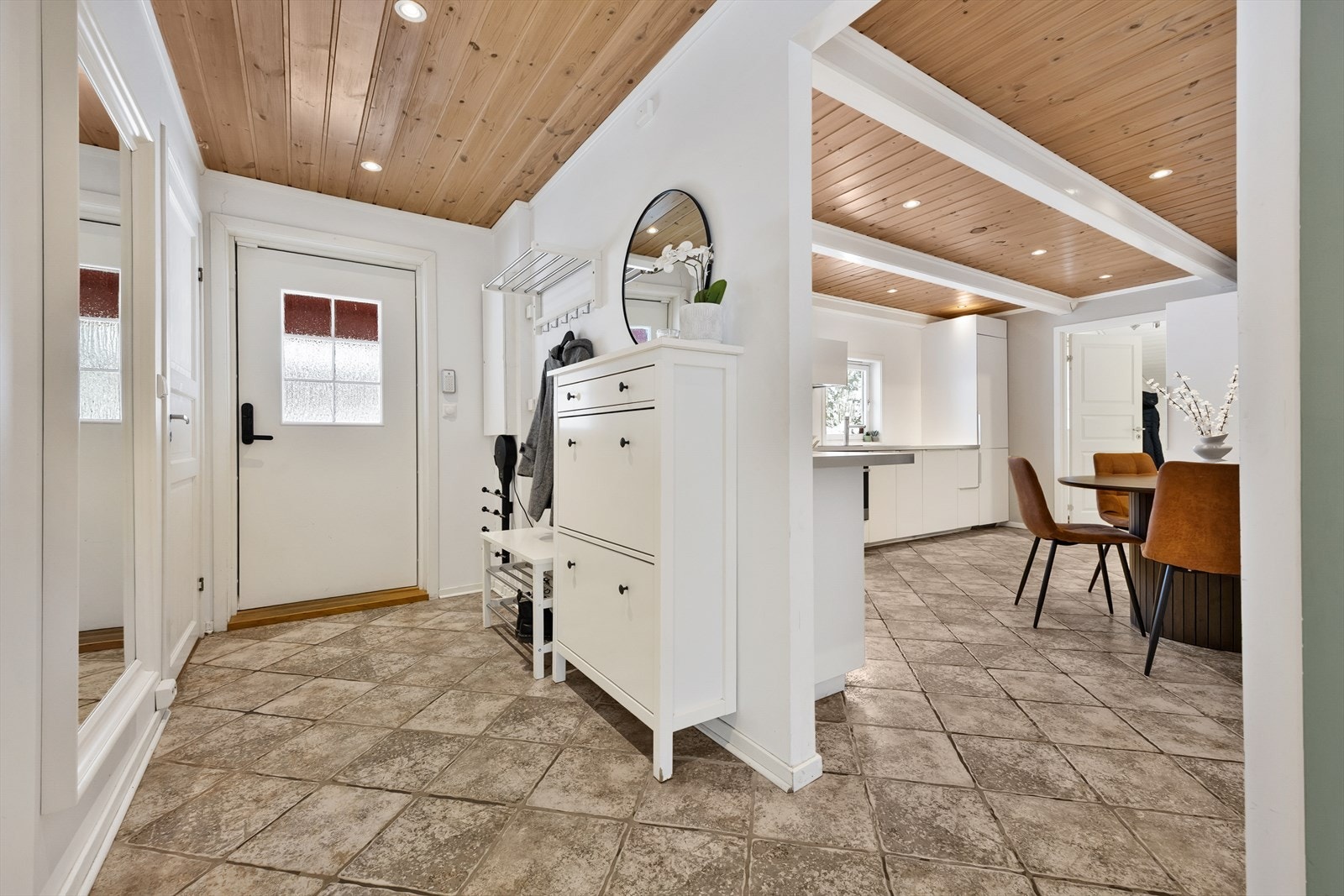 Flisene er gjennomgående inn til kjøkkenet som gir en fin flyt og god romfølelse. Galleribilde