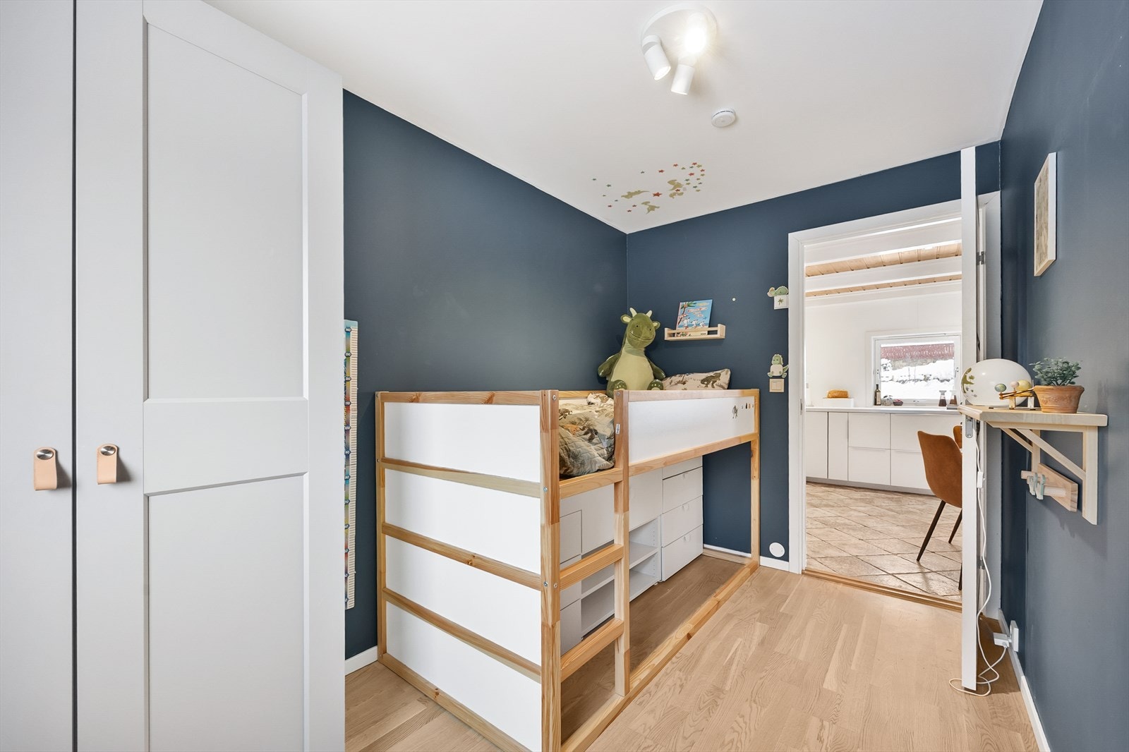 Soverommet har parkett, lune farger og garderobeskap. Galleribilde