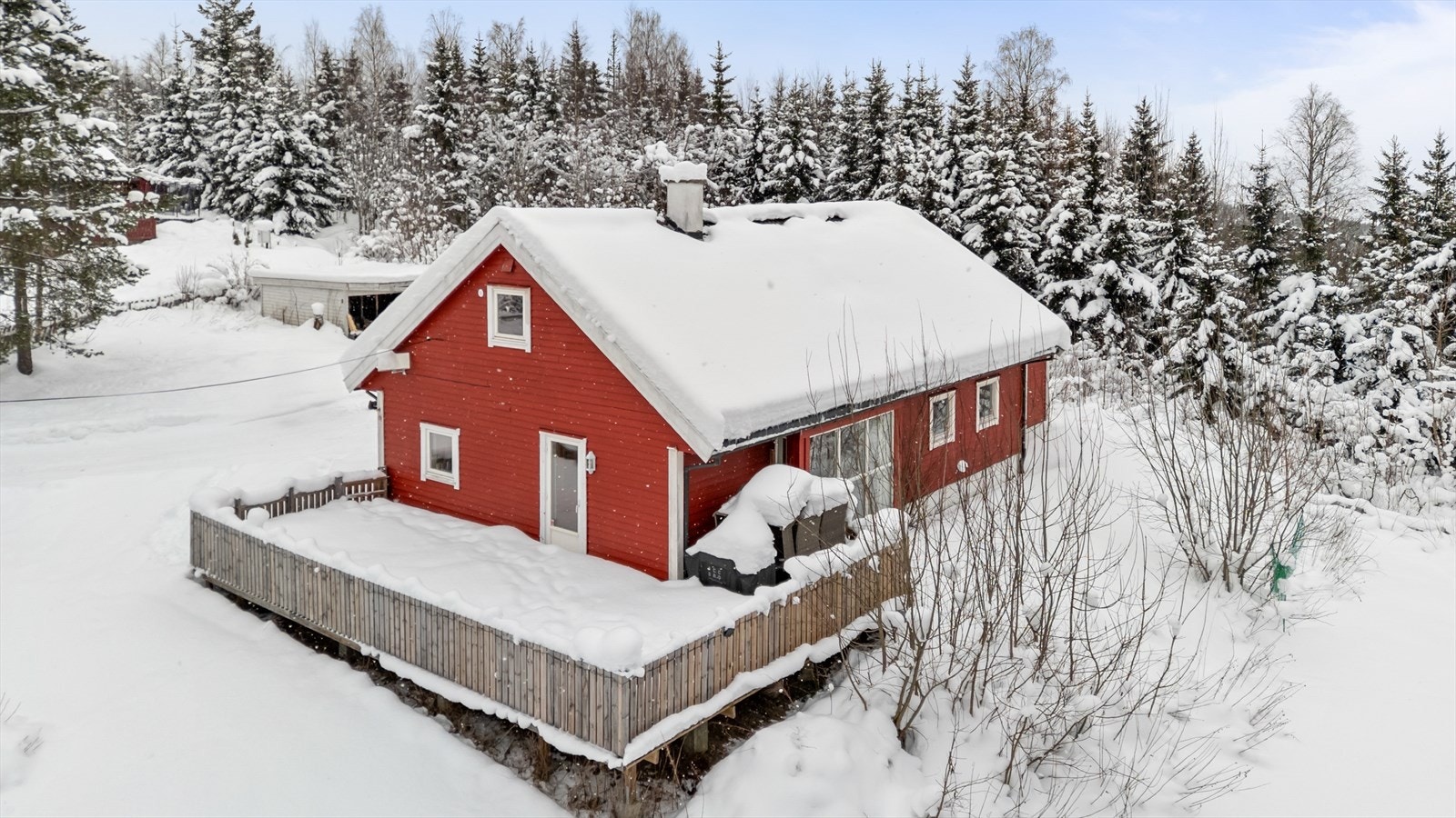 Eiendommen er på totalt ca 1.686 kvm. Tomten er noe opparbeidet og har noe naturtomt. Galleribilde