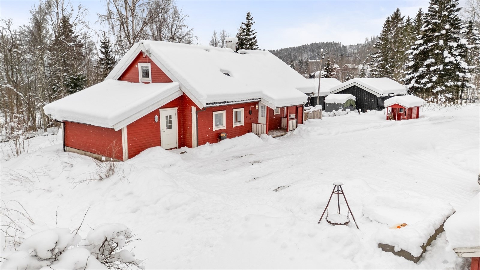 Romslig tomt - godt med biloppstillingsplasser på gårdsplassen foran huset. Galleribilde