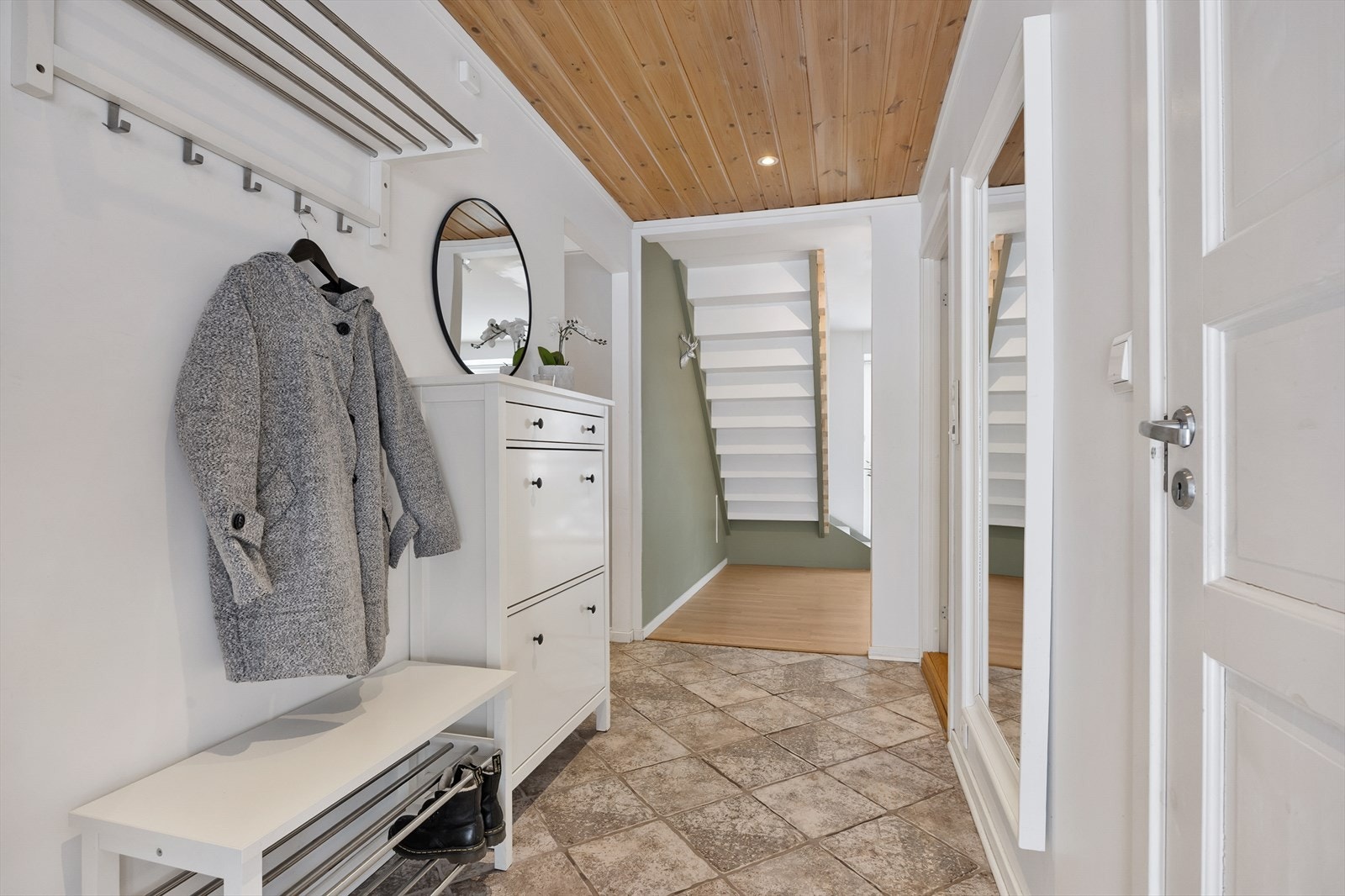 Lys og trivelig hovedinngang med plass for å henge fra seg yttertøy. Galleribilde