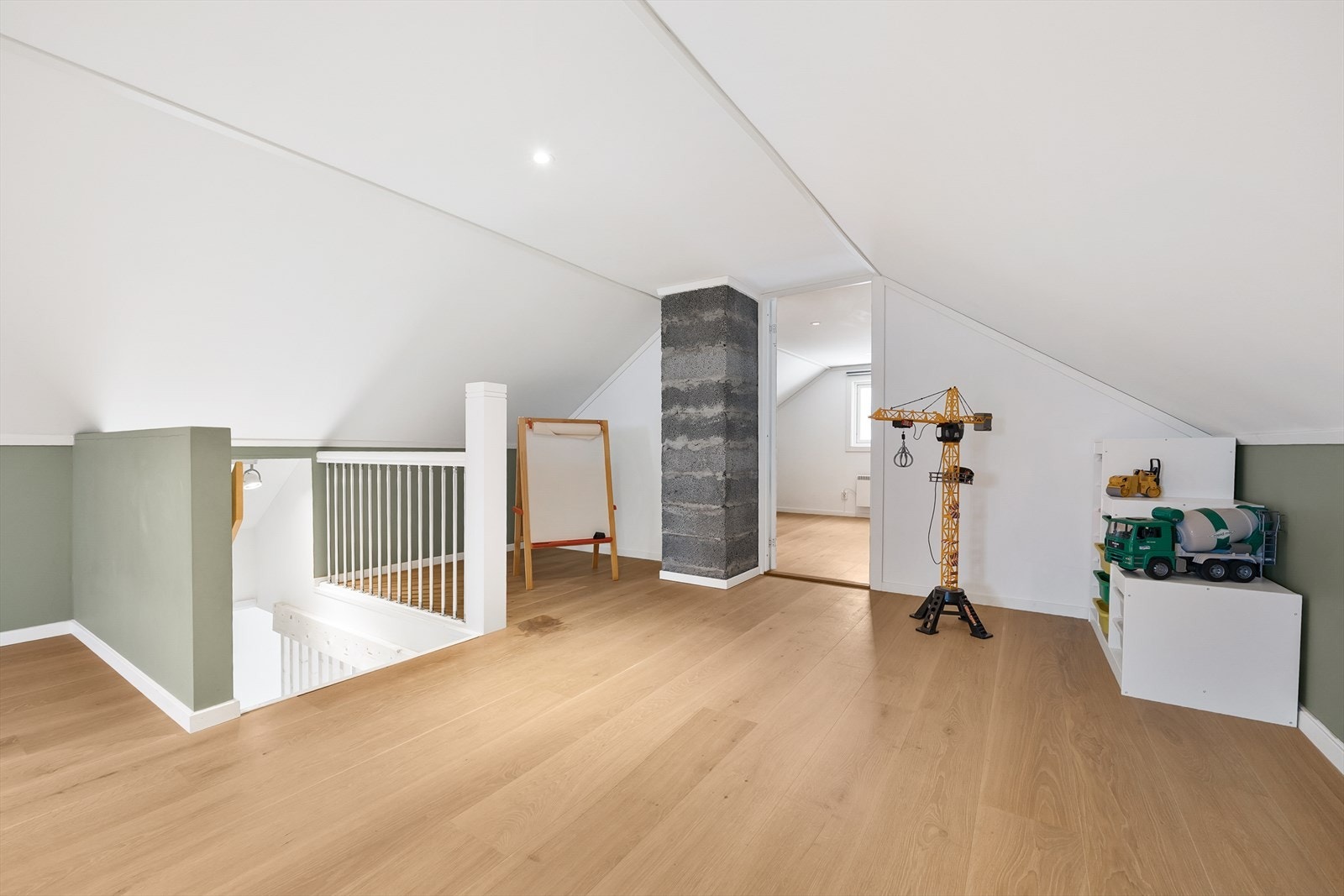 Loftstuen har moderne farger, flott parkettgulv og god belysning. Galleribilde