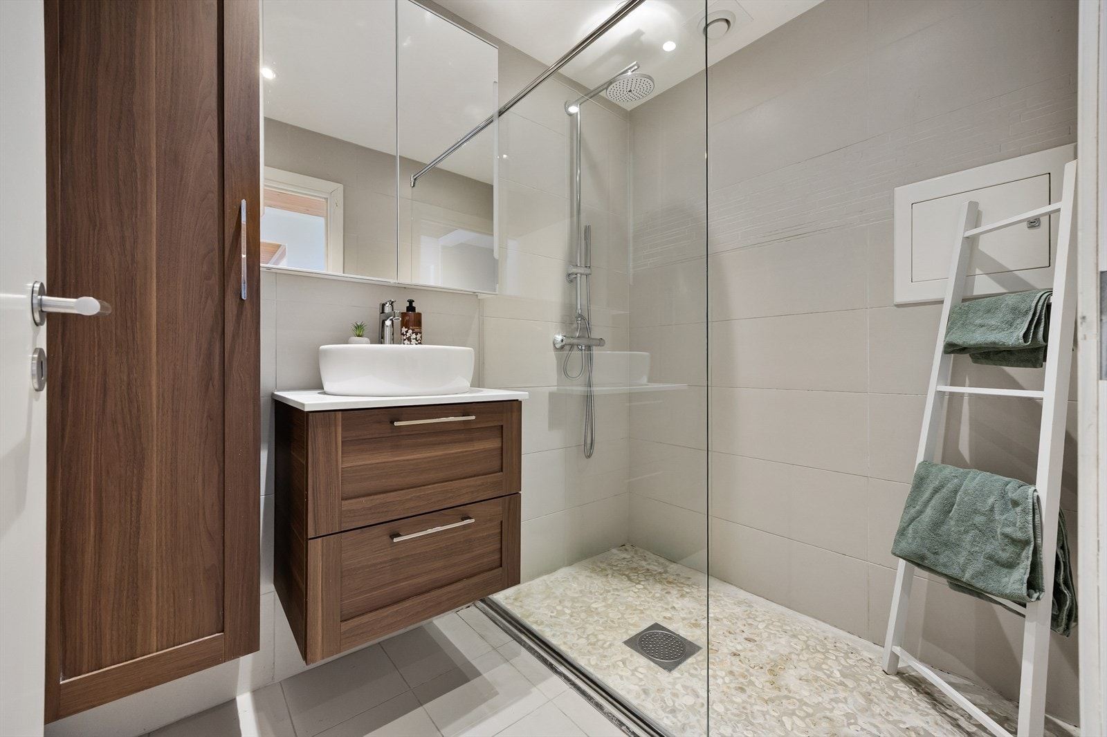 Moderne flislagt bad med gulvvarme. Galleribilde