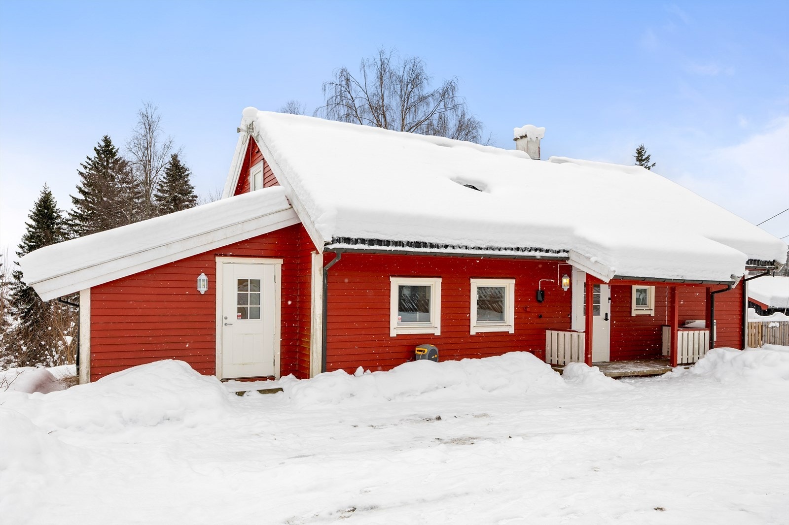 Fasade fremside, og boligen har to innganger. Galleribilde