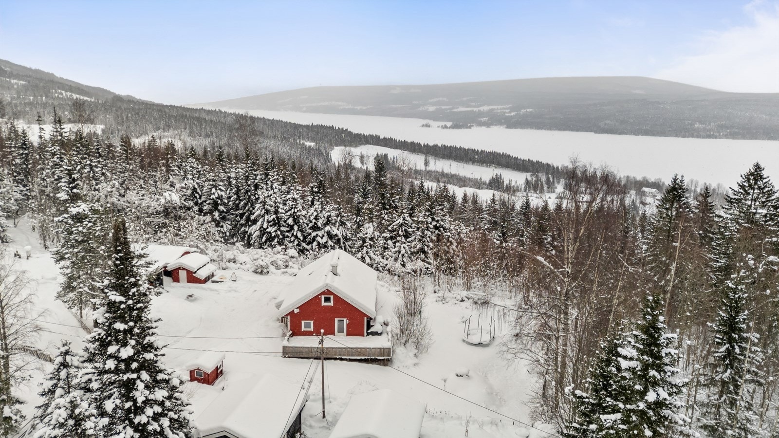 Eiendommen går over to gårds- og bruksnummer og måler totalt ca 1686 kvm. Galleribilde