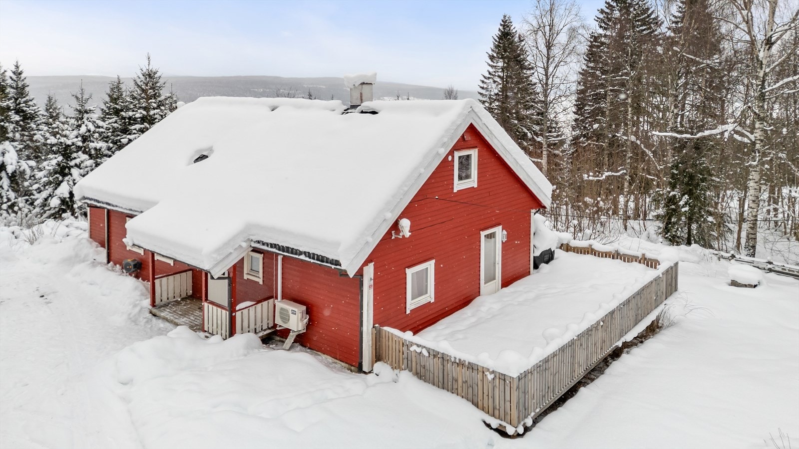 Eneboligen går over to plan, og har romslig terrasse utenfor stuen. Galleribilde