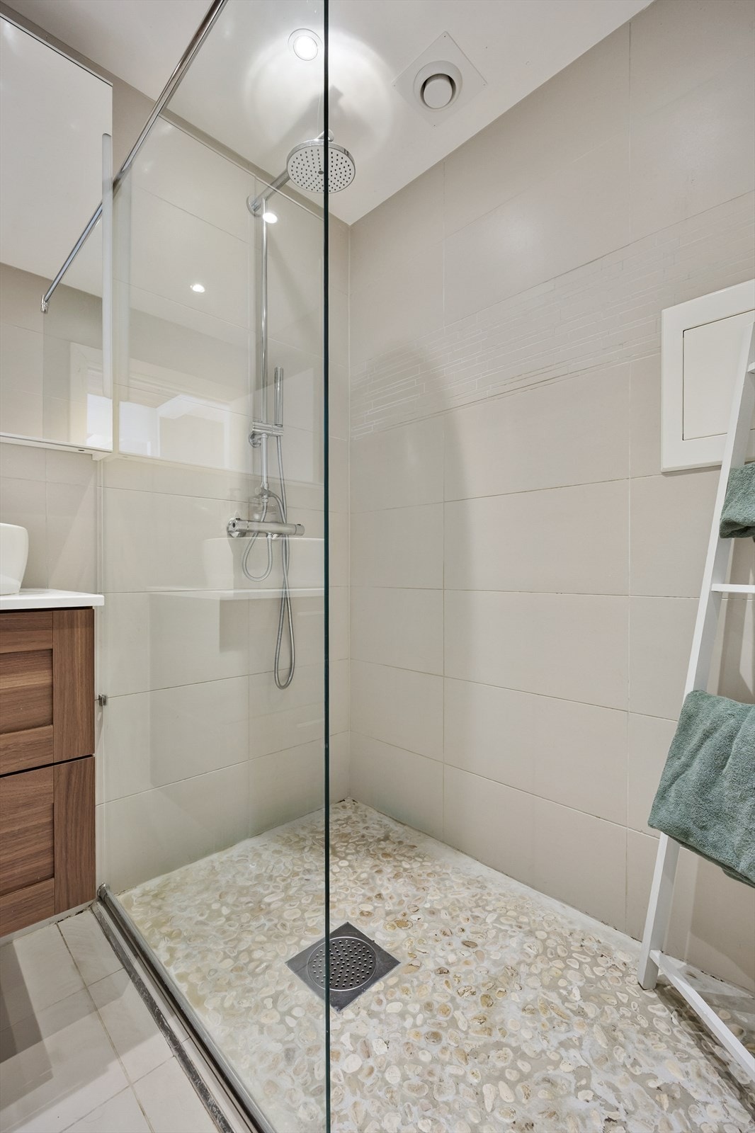 Dusjen er utstyrt med regnfallsdusj og glassvegg. Galleribilde