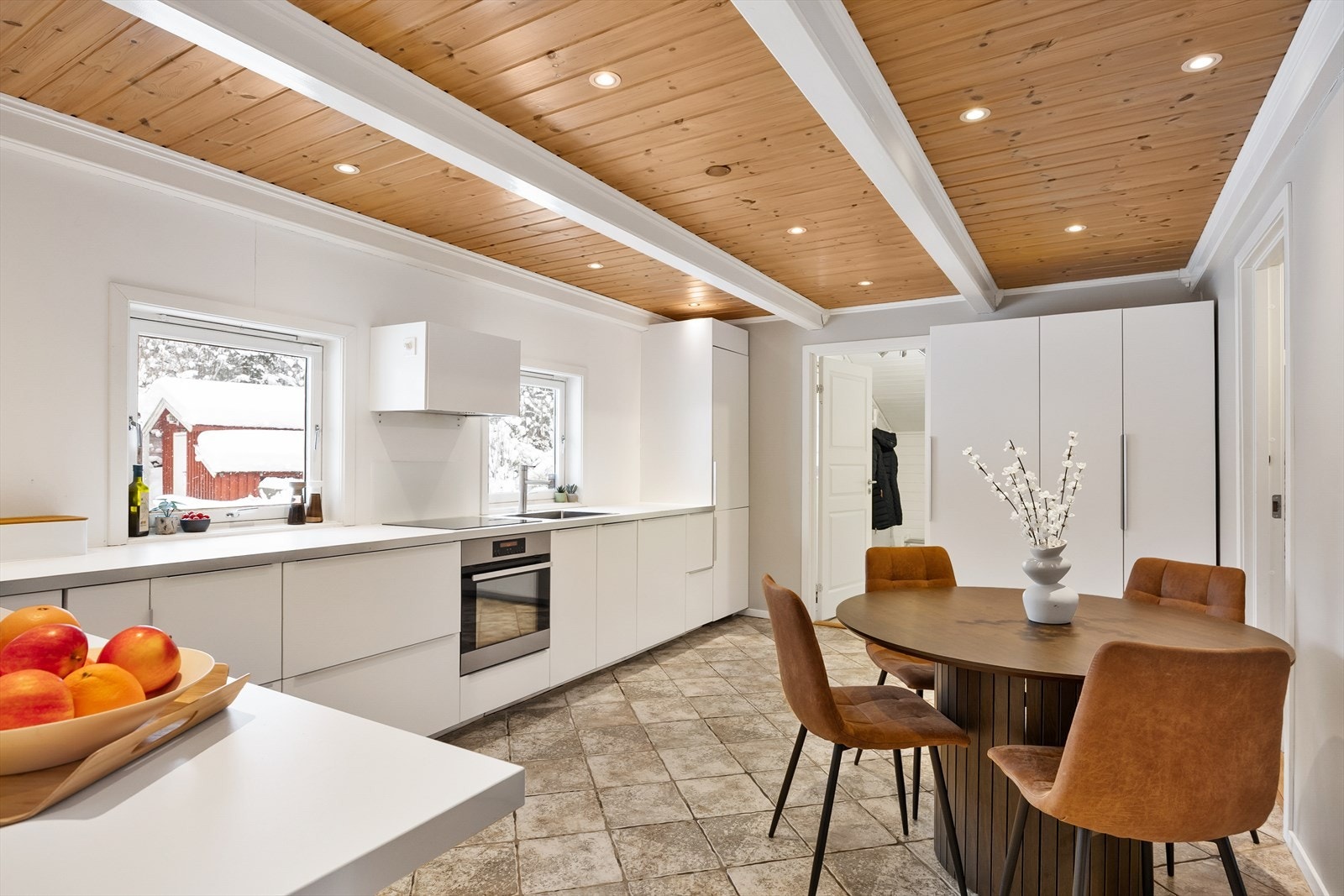 Kjøkkenet er smart utformet med integrerte hvitevarer som medfølger, herunder stekeovn, platetopp, kjøl- og fryseskap og oppvaskmaskin. Galleribilde