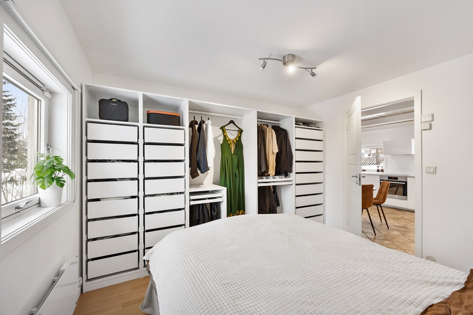 Praktisk garderobeløsning med god kapasitet. Galleribilde