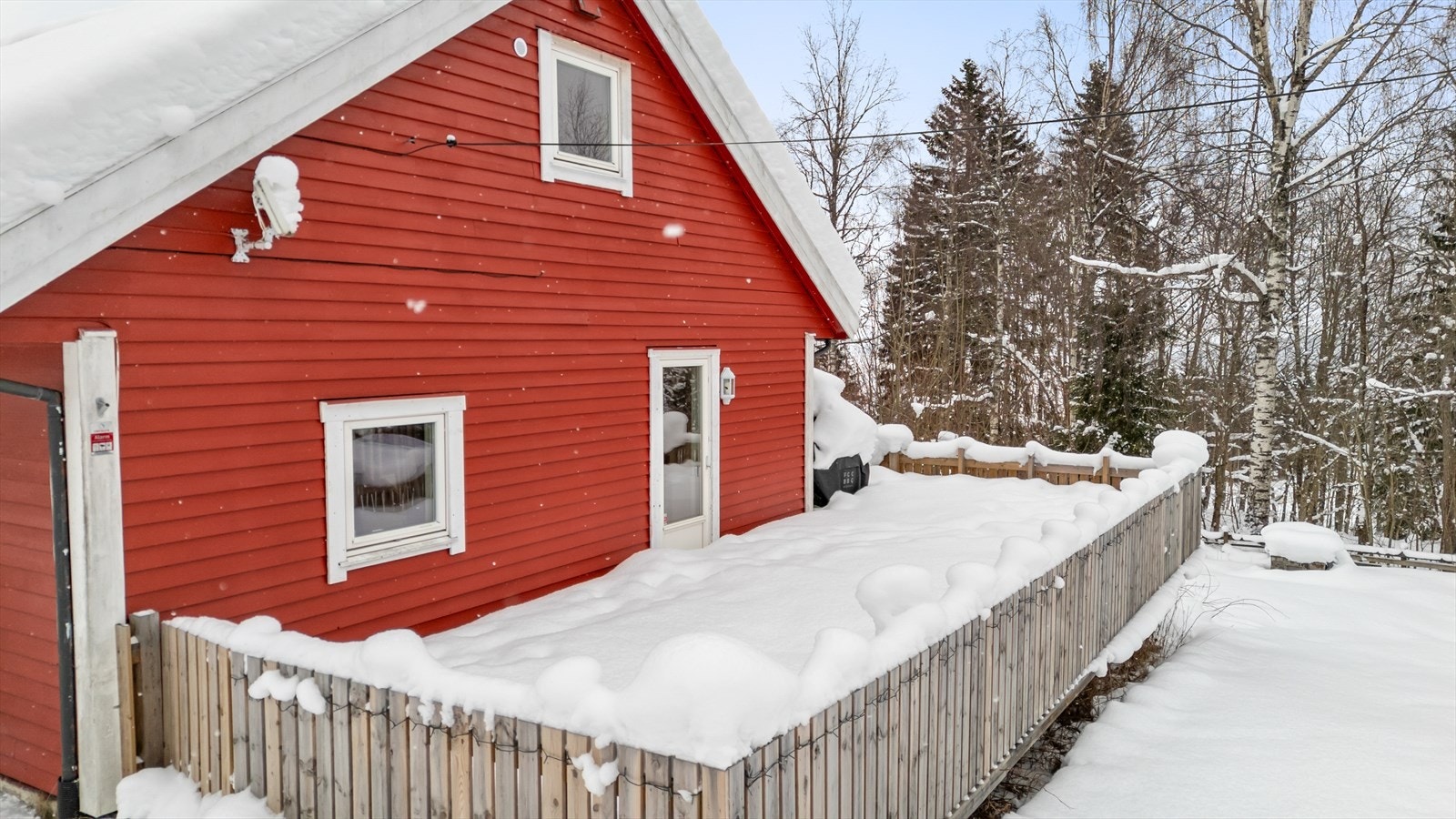 Terrasse med god plass til utemøblement. Galleribilde