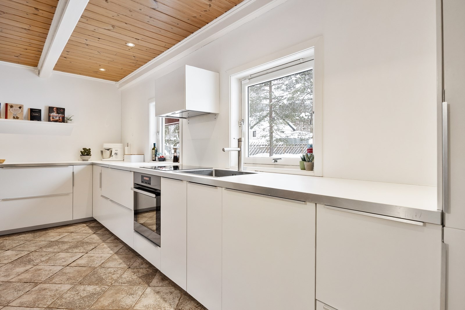 Et kjøkken hvor det er godt å være - lyst, praktisk og oversiktlig! Galleribilde