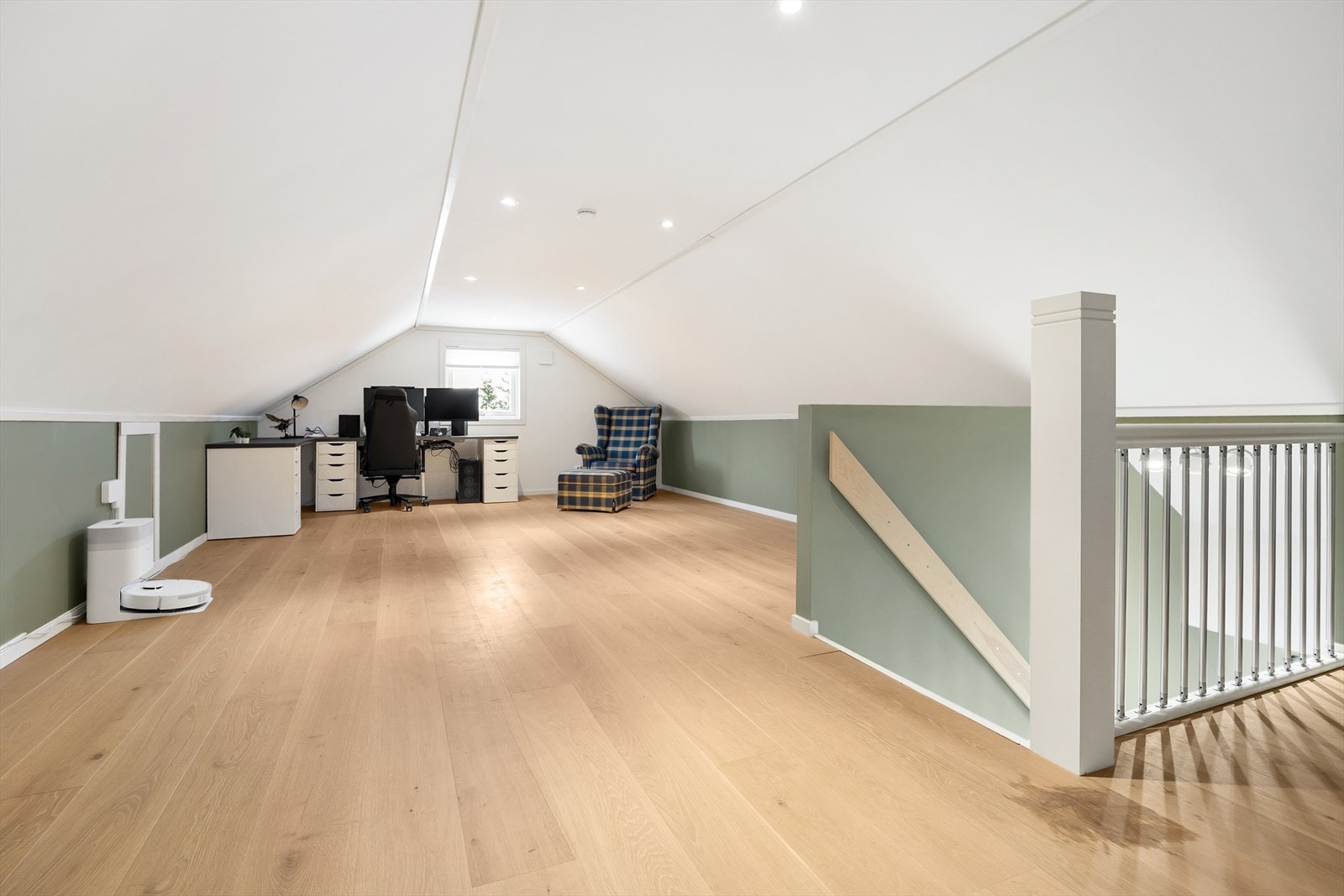 Loftstue med god romfølelse og skråtak. Galleribilde