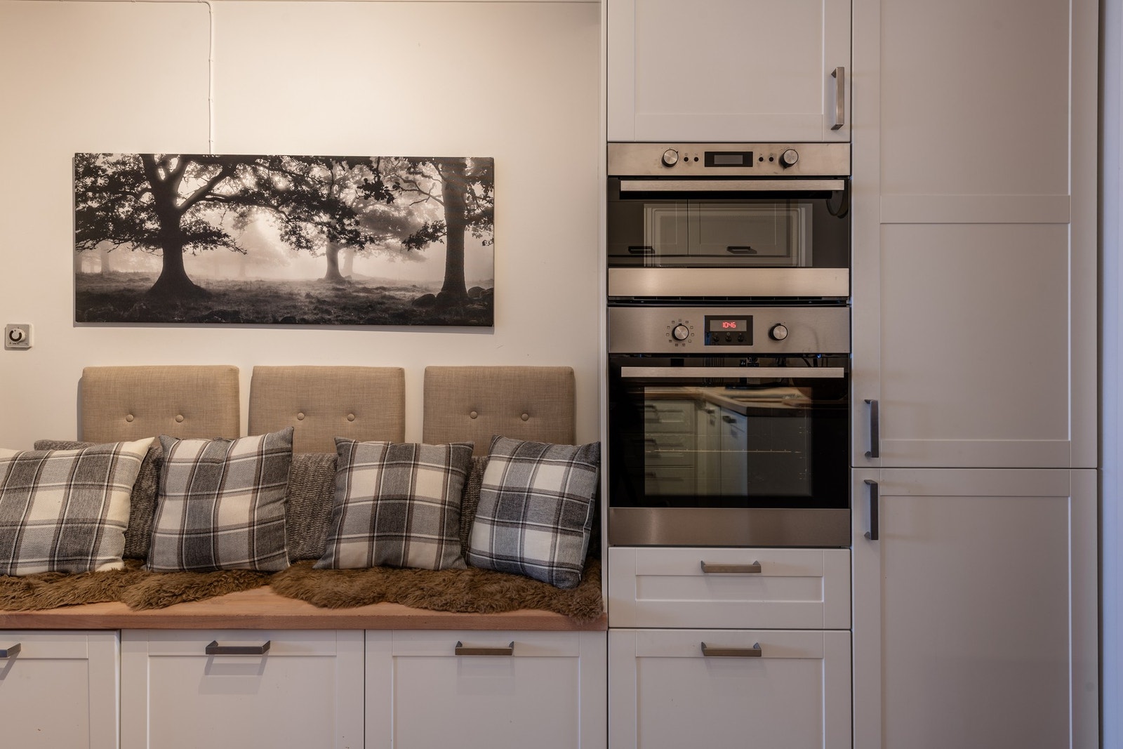 Koselig sittebenk på kjøkkenet, med oppbevaring under Galleribilde