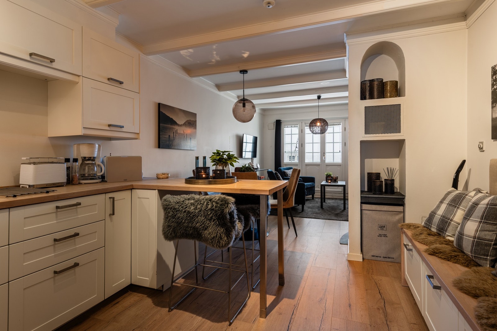 Kjøkkenet har god skap- og benkeplass Galleribilde