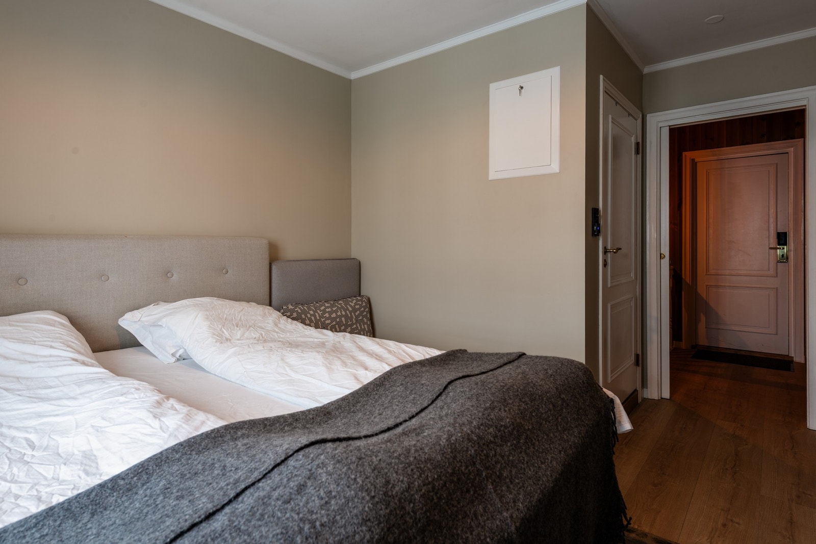 De lune fargetonene gir soverommet en behagelig atmosfære Galleribilde