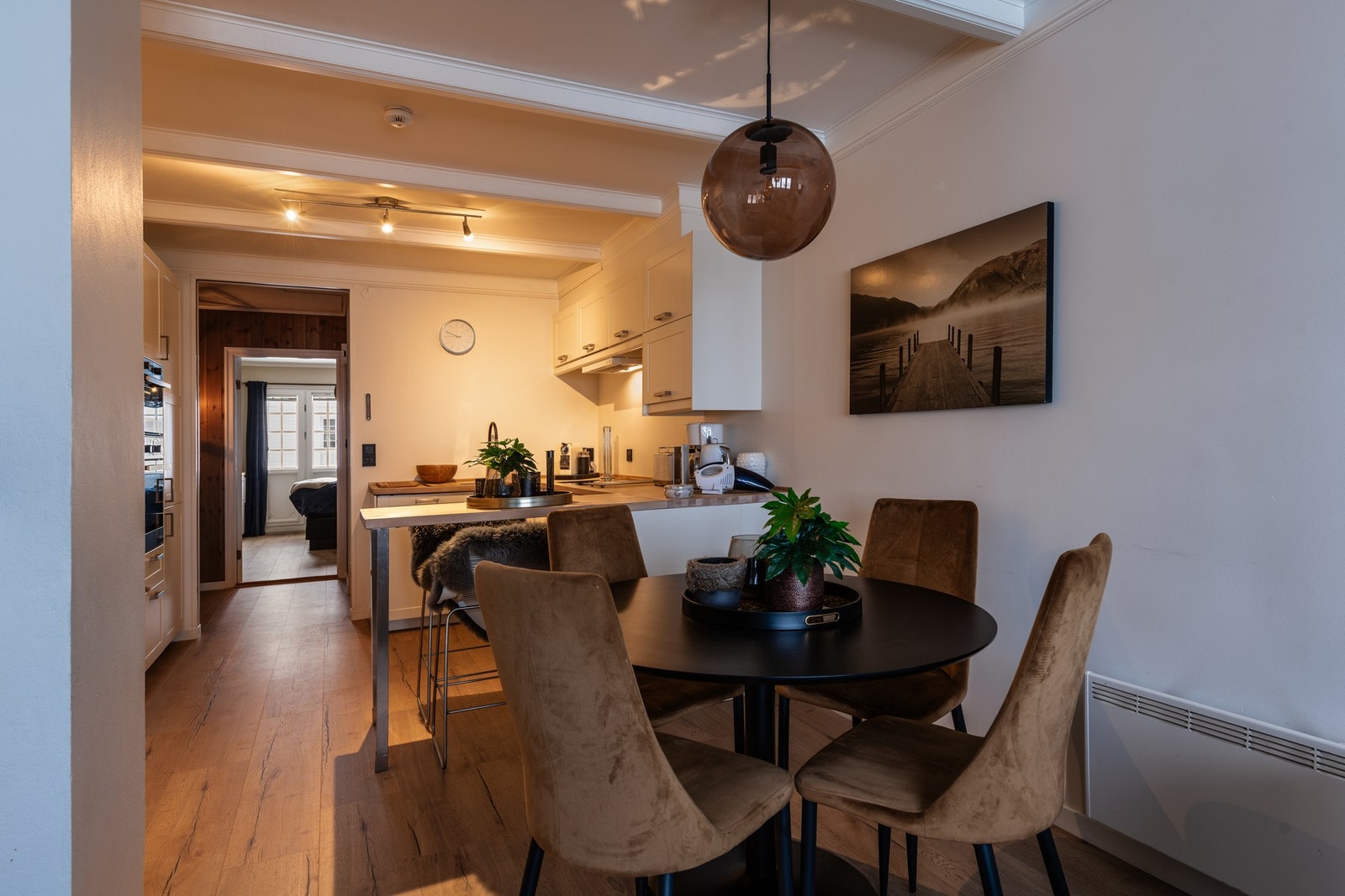 Åpen løsning mellom kjøkken og spisestue gjør matlagingen ekstra hyggelig Galleribilde