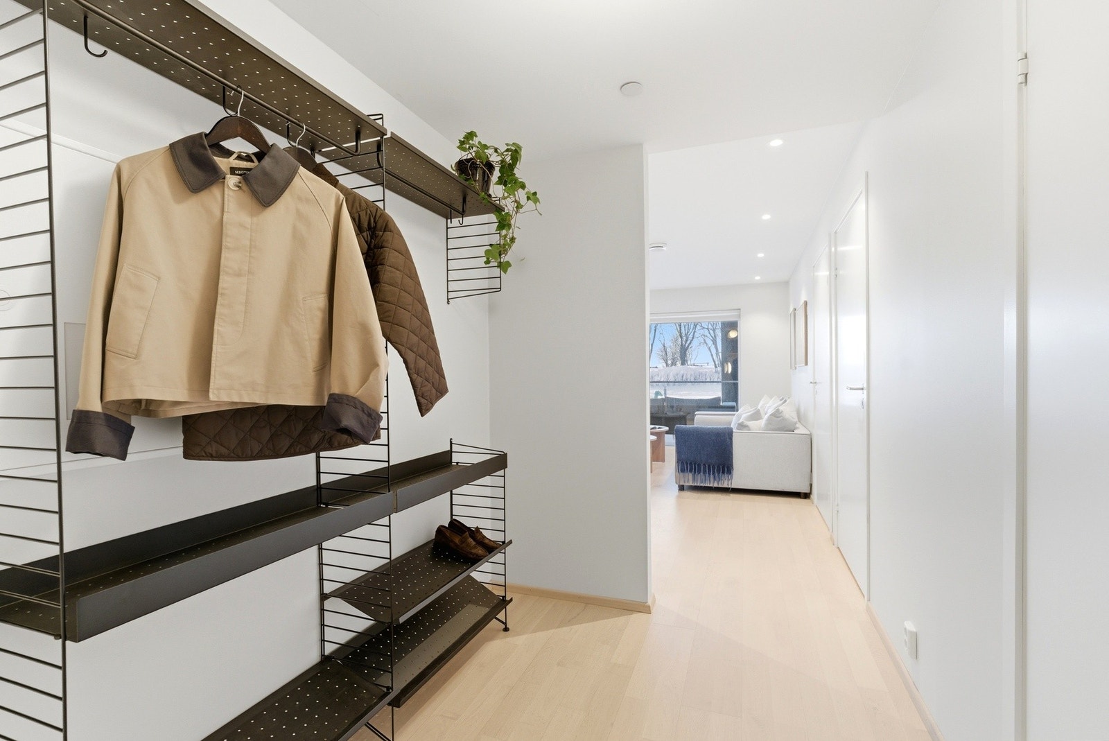 Her møtes du av en romslig og smart utnyttet inngangssone med god plass til garderobeløsning. Galleribilde