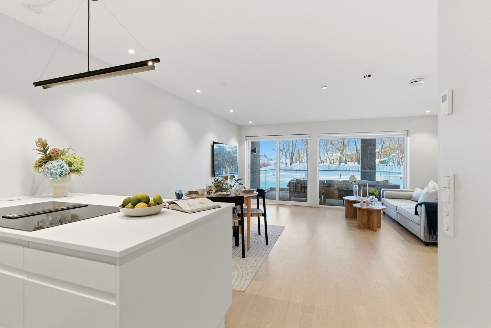 Fra stuen er det utgang til en overbygd terrasse på hele 19 m², med direkte adkomst til hage og utsyn mot et større grøntområde. Galleribilde