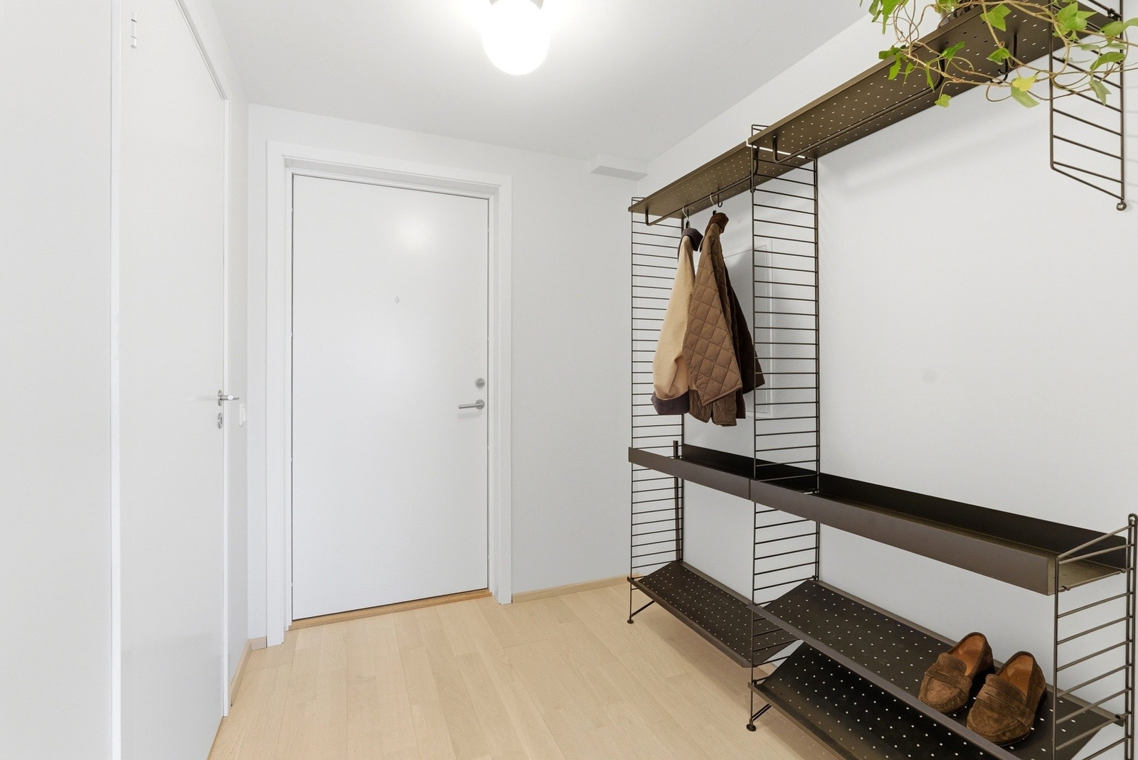 I tilknytning entré er det også en innvendig bod. Galleribilde