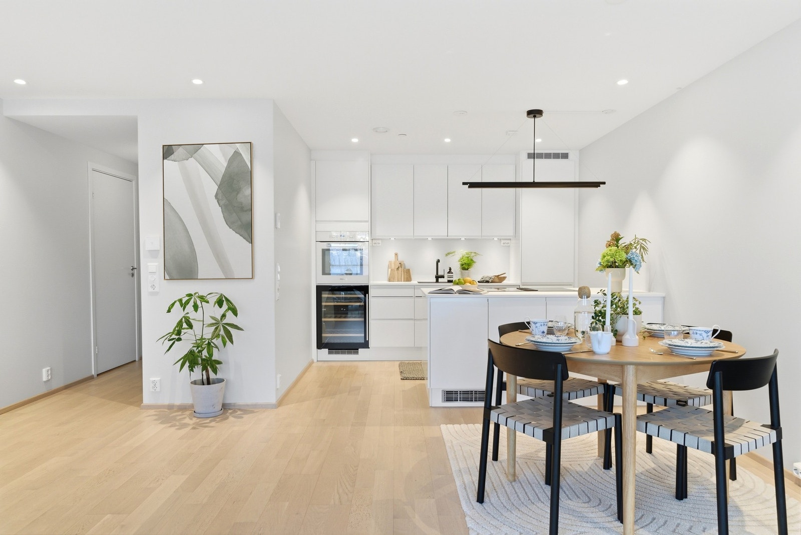 Sameiet har en unik beliggenhet i Midtbyen og grenser mot et stort grøntareal. Her bor du like sentrumsnært med kort vei til alle daglige nødvendigheter, kombinert med en tilbaketrukket og trafikkstille beliggenhet. Galleribilde