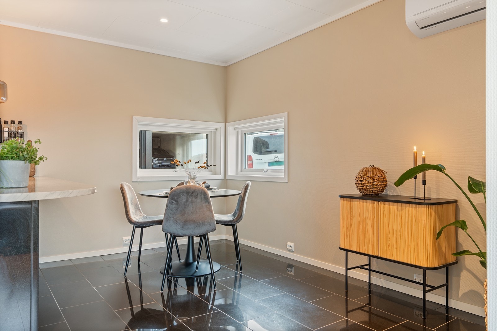 Leiligheten er innredet med parkett og fliser på gulv Galleribilde