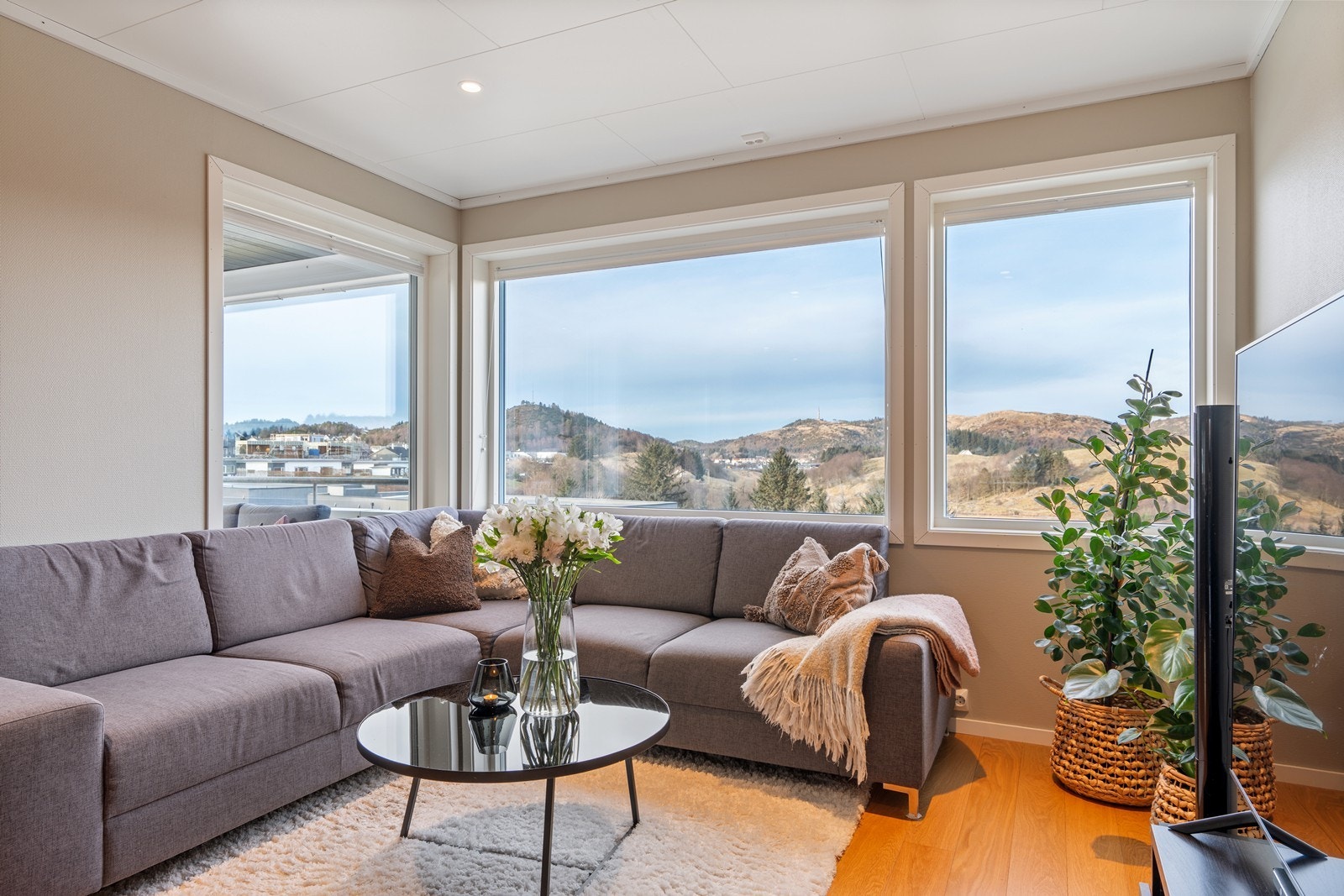 Store vindusflater og gjennomgående lys sørger for en lys og trivelig atmosfære Galleribilde