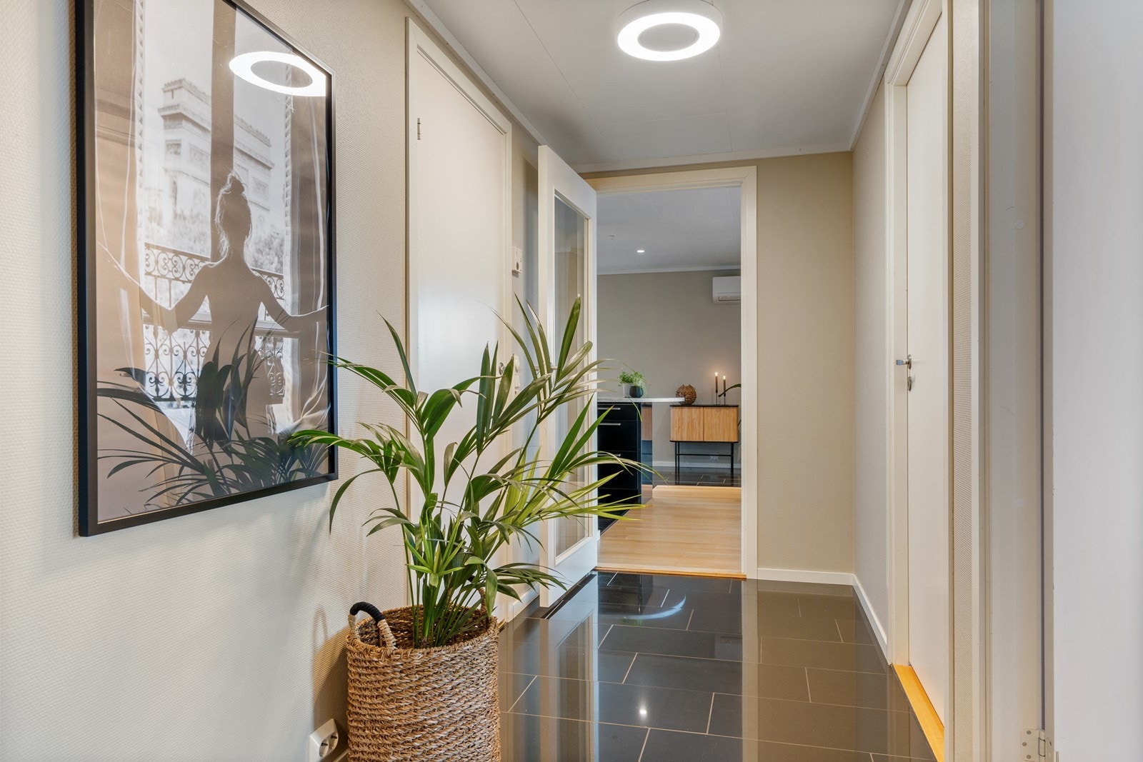 Hyggelig entré/gang med rikelig oppbevaringsplass Galleribilde