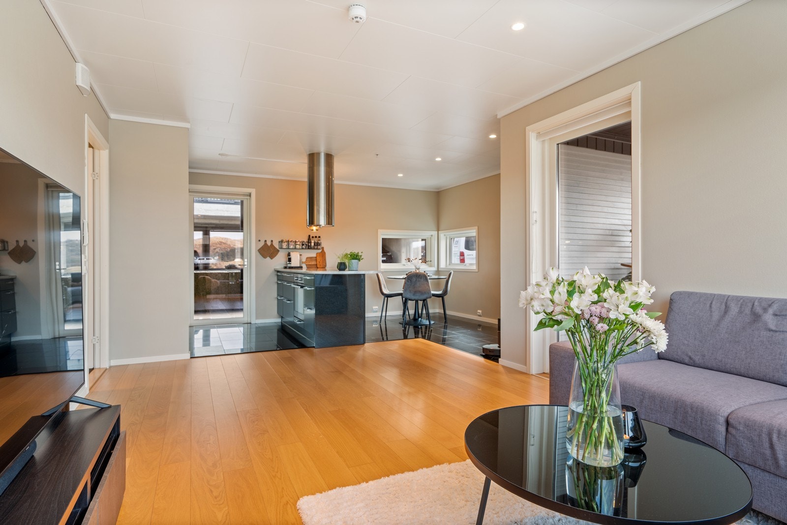 Leiligheten fremstår praktisk og velholdt med moderne materialvalg Galleribilde