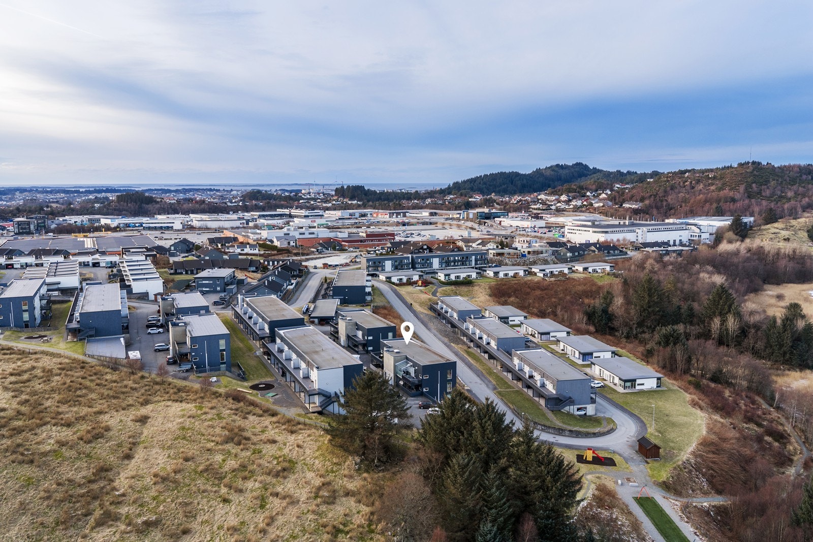 Raglamyr med dagligvarebutikker, servicetilbud og kjøpesentre som Alti/Amanda Storsenter ligger innen kort rekkevidde Galleribilde