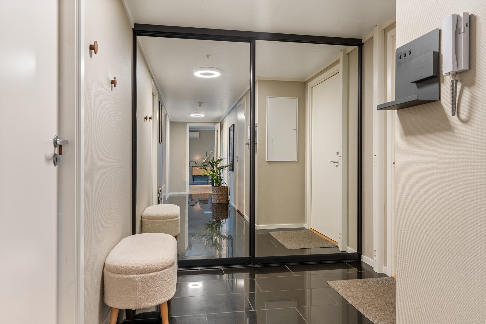 Praktisk skyvedørsgarderobe gir god plass til yttertøy og sko Galleribilde