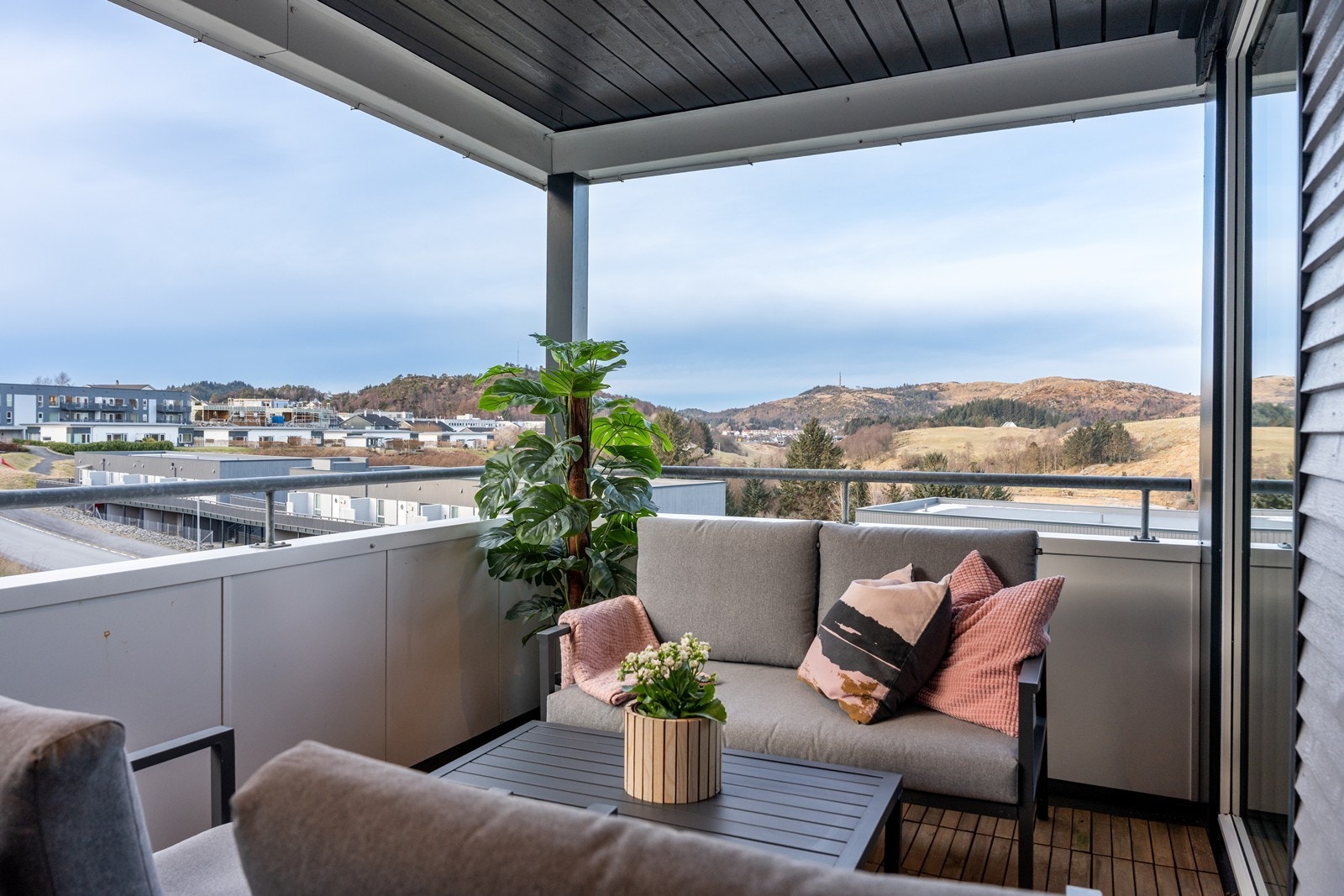 Trivelig, overbygget terrasse med flott utsikt mot naturen Galleribilde