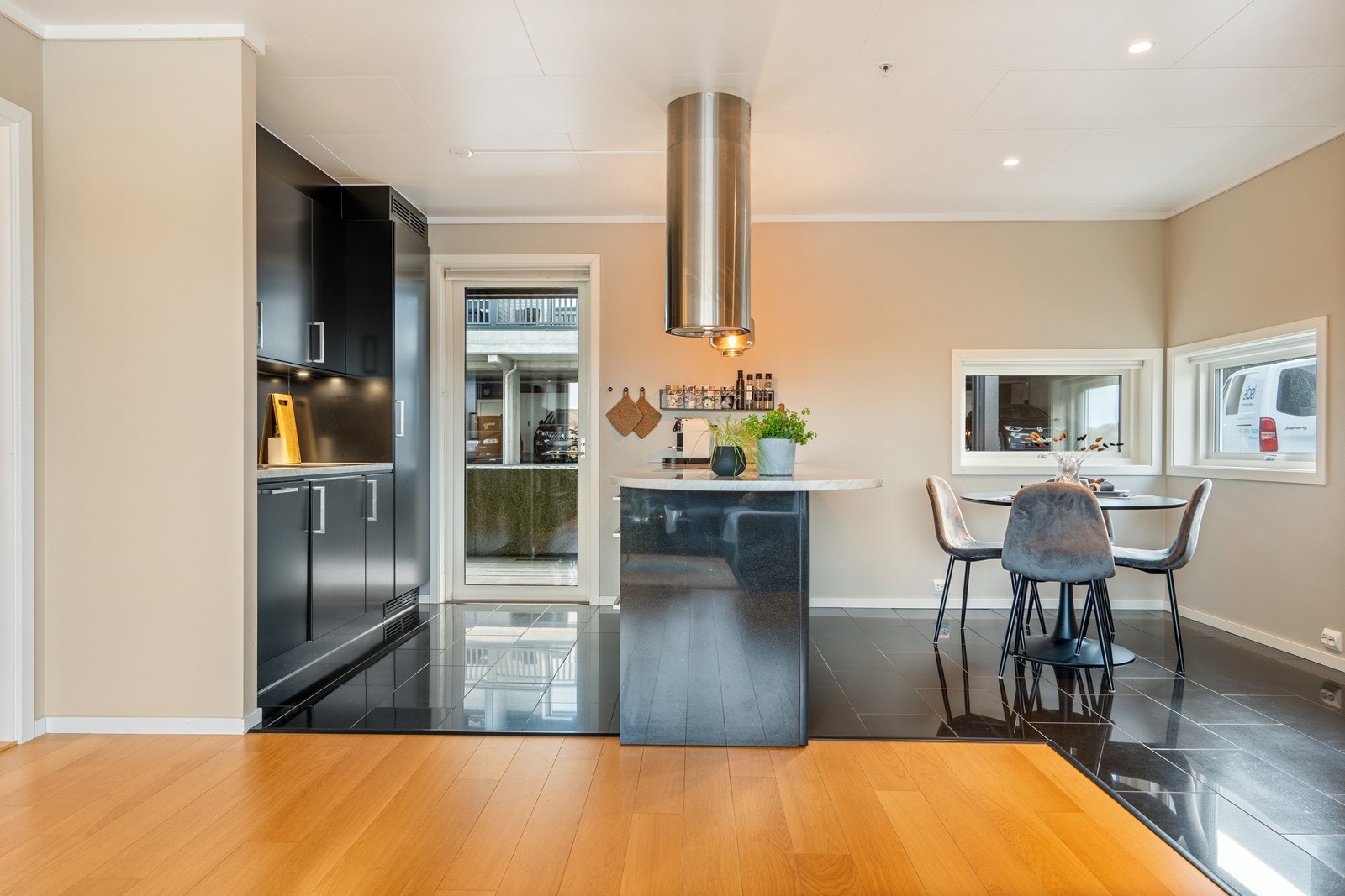 Den åpne kjøkkenløsningen skaper gode sosiale soner og et behagelig oppholdsrom Galleribilde